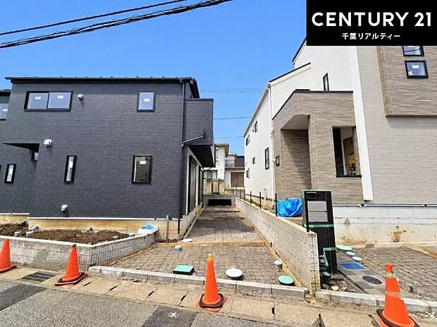 現地案内の予約、大歓迎! 物件情報だけでなく、周辺環境等も一緒にご案内いたします。 写真で見る外観・室内の雰囲気は違います。ぜひ現地で実際にご覧ください。 もちろん当日のご見学も大歓迎です。