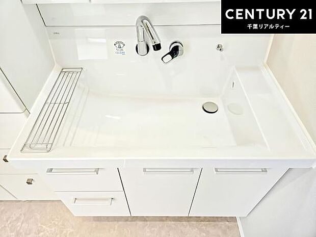 深い洗面台ボウルは、水が跳ねにくいのでお手入れが楽々！清潔感が保てます！キレイな洗面所で自分磨きのモチベーションが上がりますね！