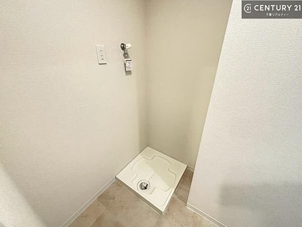 室内洗濯置き場！音も気にせず安心して洗濯物が回せますね！洗面所の収納スペースも充実しています！洗剤のストックやタオル置き場にも対応！