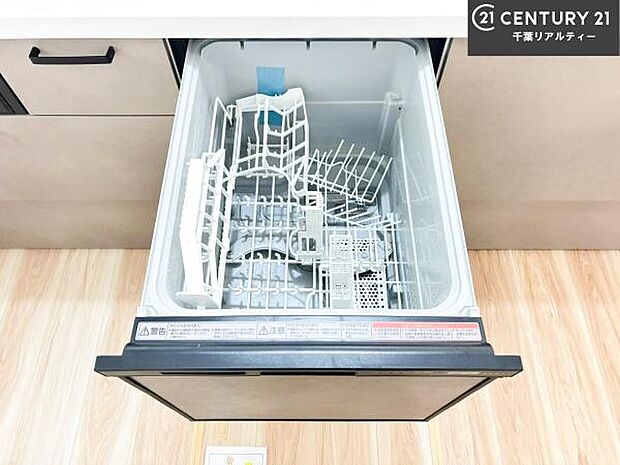 食洗機付きのキッチンです!忙しい時や手荒れ防止として大変活躍する便利な仕様!ビルトインなのでキッチンの場所を取らず調理スペースを広く使うことが出来ます!