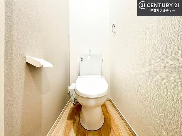 温水洗浄便座につき、冬場は便座が暖かくできるので冷たい便座に座らずに済む嬉しい仕様です!シンプルなカラーを基調としているので、お手入れがしやすいです。
