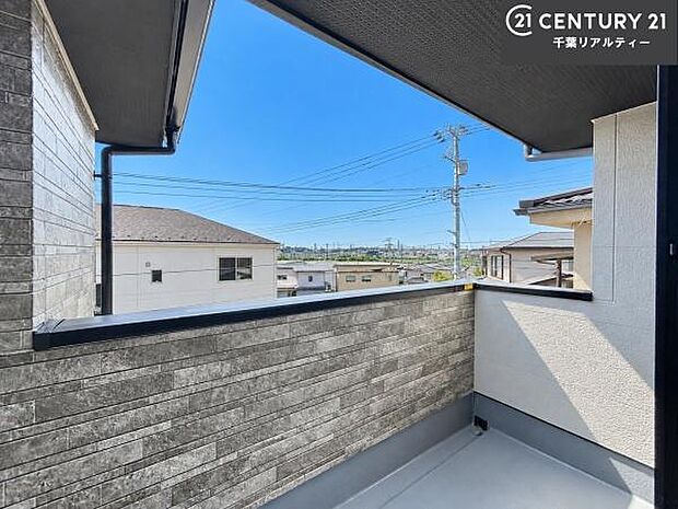 落ち着きある住宅街です!周囲には高い建物がなく、空が広く開放感があり、陽当たりを大きく遮られることもありません!気持ちの良い風が通り抜ける街並みです!