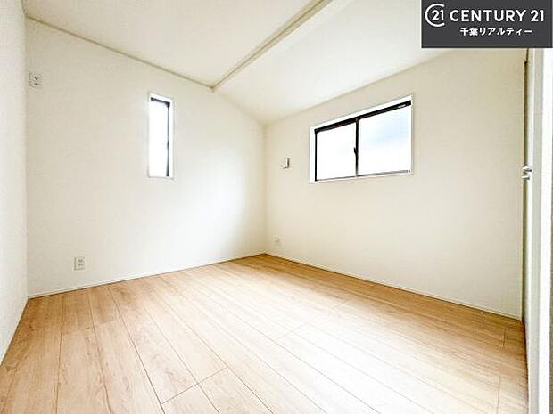 掃き出し窓がないお部屋は、お子様のお部屋としても安心です!収納スペースも充実しているので散らかったお部屋をサッと片付けられます!