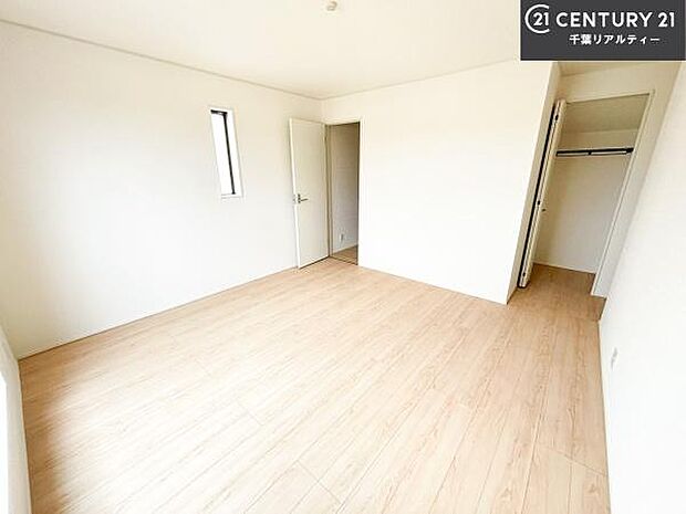 シンプルにデザインされているため、家具を選びません!お気に入りの家具を置いてくつろげる空間を作ることができます。