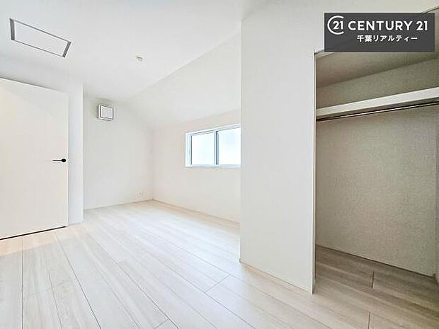 優しい光が差し込み、朝の目覚めも気持ちが良さそうですね。おうち時間もゆったりと過ごすことができます。