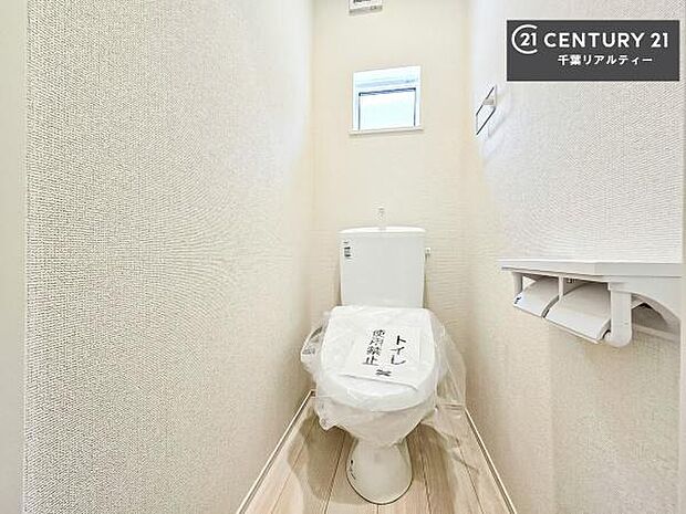 1・2階にトイレがございます!朝の忙しい時間帯も待たずにすみそうですね。白を基調とした清潔感のあるトイレでお手入れがしやすいです!
