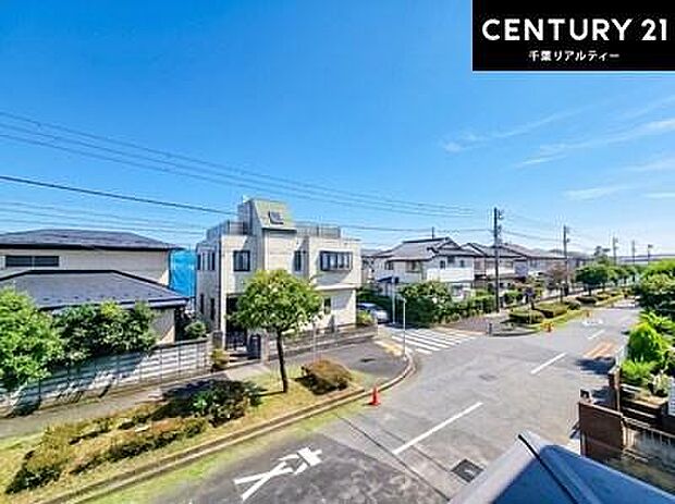 晴れた日には青い空を見渡せる開放的な時間を楽しめます。気持ちの良い風が通り抜ける街並みです!