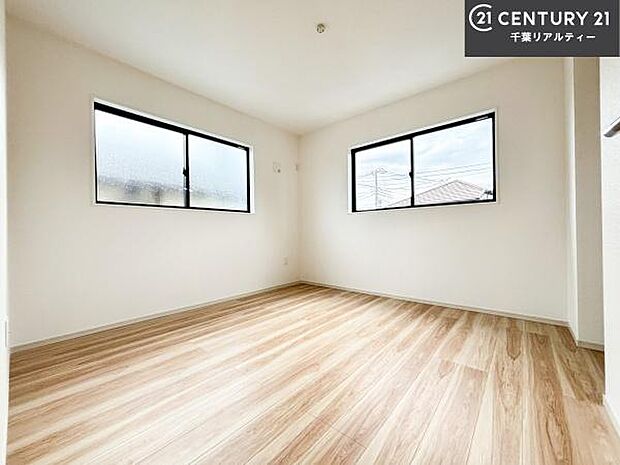 掃き出し窓がないお部屋は、お子様のお部屋としても安心です!収納スペースも充実しているので散らかったお部屋をサッと片付けられます!
