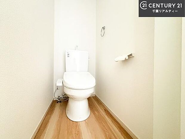 1・2階にトイレがございます!朝の忙しい時間帯も待たずにすみそうですね。白を基調とした清潔感のあるトイレでお手入れがしやすいです!