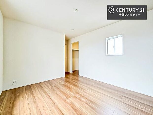 掃き出し窓がないお部屋は、お子様のお部屋としても安心です!収納スペースも充実しているので散らかったお部屋をサッと片付けられます!