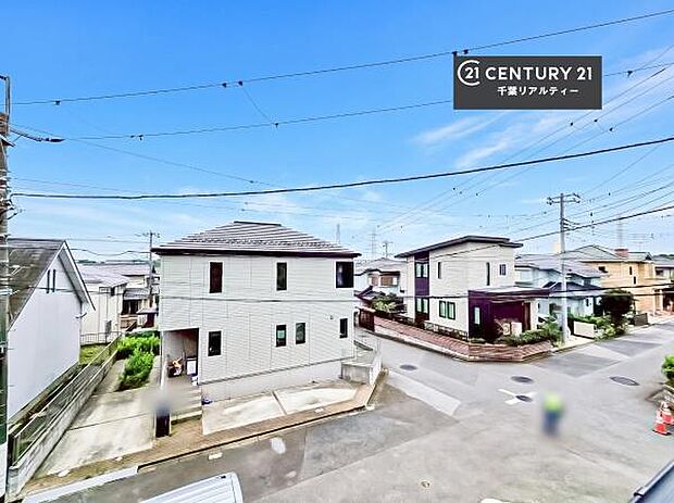 晴れた日には青い空を見渡せる開放的な時間を楽しめます。気持ちの良い風が通り抜ける街並みです!