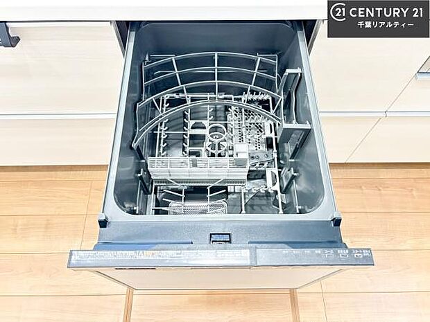 食洗機付きのキッチンです!忙しい時や手荒れ防止として大変活躍する便利な仕様!ビルトインなのでキッチンの場所を取らず調理スペースを広く使うことが出来ます!
