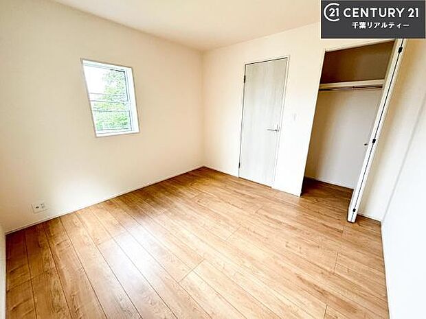 掃き出し窓がないお部屋は、お子様のお部屋としても安心です!収納スペースも充実しているので散らかったお部屋をサッと片付けられます!
