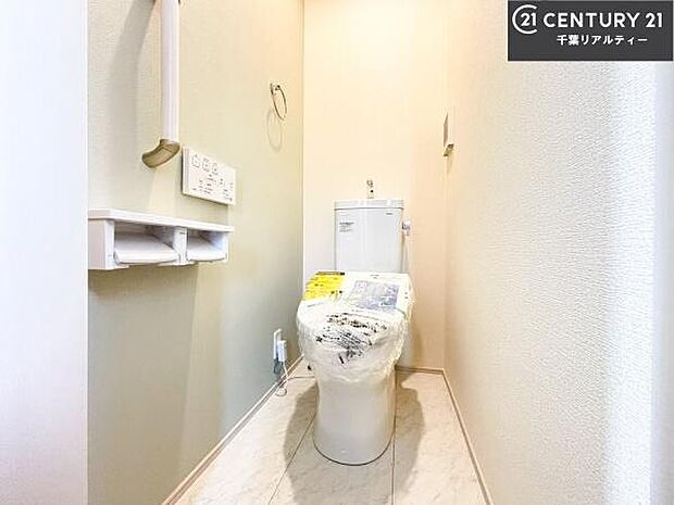 1・2階にトイレがございます!朝の忙しい時間帯も待たずにすみそうですね。白を基調とした清潔感のあるトイレでお手入れがしやすいです!