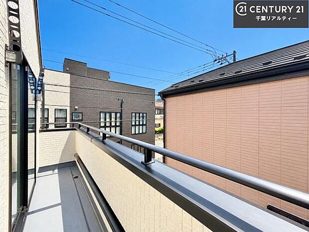 落ち着きある住宅街です!周囲には高い建物がなく、空が広く開放感があり、陽当たりを大きく遮られることもありません!気持ちの良い風が通り抜ける街並みです!