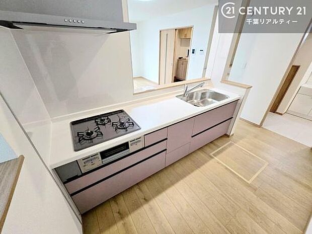 大人気の対面式システムキッチンを採用しています！ご家族のコミュニケーションが自然と増える設計です。お子様にも目が届くので嬉しいですね！広々使えて快適で作業が進みます。