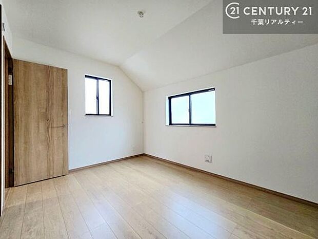 掃き出し窓がないお部屋は、お子様のお部屋としても安心です！収納スペースも充実しているので散らかったお部屋をサッと片付けられます！