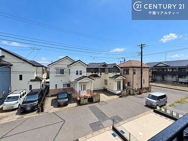 落ち着きある住宅街です！周囲には高い建物がなく、空が広く開放感があり、陽当たりを大きく遮られることもありません！気持ちの良い風が通り抜ける街並みです！