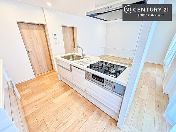 アイランドキッチン採用！両面から出入りできるので作業の効率がアップ！複数で調理もしやすく毎日の料理が捗りますね！