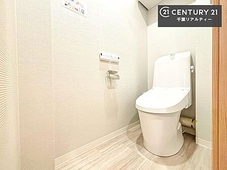 落ち着きある大人の雰囲気のバスルームは、味が出ていてバスタイムが充実！お仕事頑張っているご褒美にお好みの香りの入浴剤を入れて、楽しんでみてはいかがでしょうか？