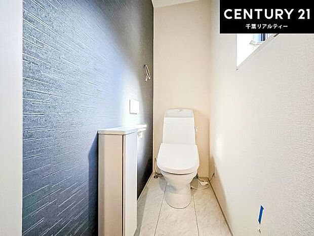 1・2階にトイレがございます！朝の忙しい時間帯も待たずにすみそうですね。白を基調とした清潔感のあるトイレでお手入れがしやすいです！