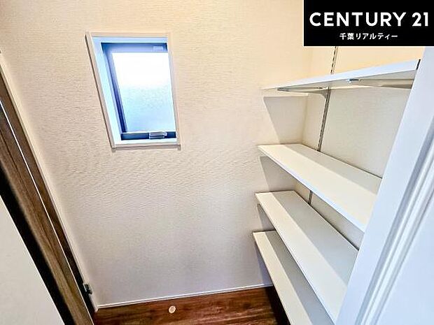 2階とトイレに接するホールには可動棚付き！日用品のストックの収納に！特にトイレ目の前なので掃除道具やトイレットペーパーのストックに便利！