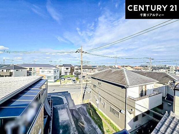落ち着いた住宅街の景色を望みながら、視界もしっかり確保された眺望。街並みを身近に感じつつ、ゆったりとした開放感を楽しめます。
