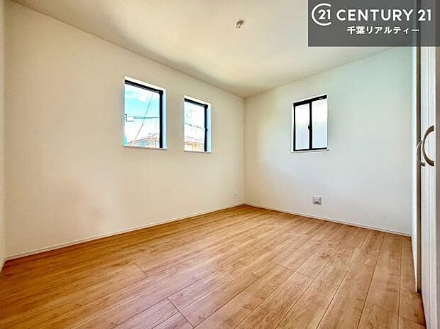 掃き出し窓がないお部屋は、お子様のお部屋としても安心です!収納スペースも充実しているので散らかったお部屋をサッと片付けられます!