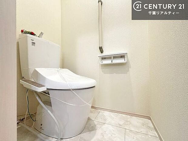 1・2階にトイレがございます!朝の忙しい時間帯も待たずにすみそうですね。白を基調とした清潔感のあるトイレでお手入れがしやすいです!