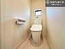トイレ：1・2階にトイレがございます！朝の忙しい時間帯も待たずにすみそうですね。白を基調とした清潔感のあるトイレでお手入れがしやすいです！