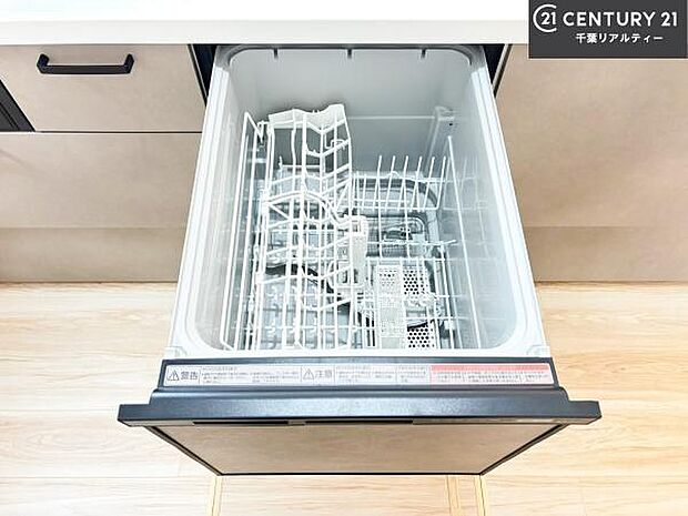 食洗機付きのキッチンです！忙しい時や手荒れ防止として大変活躍する便利な仕様！ビルトインなのでキッチンの場所を取らず調理スペースを広く使うことが出来ます！