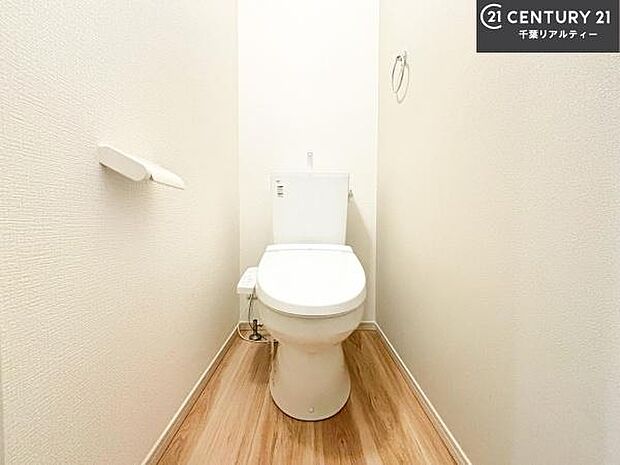 1・2階にトイレがございます！朝の忙しい時間帯も待たずにすみそうですね。白を基調とした清潔感のあるトイレでお手入れがしやすいです！
