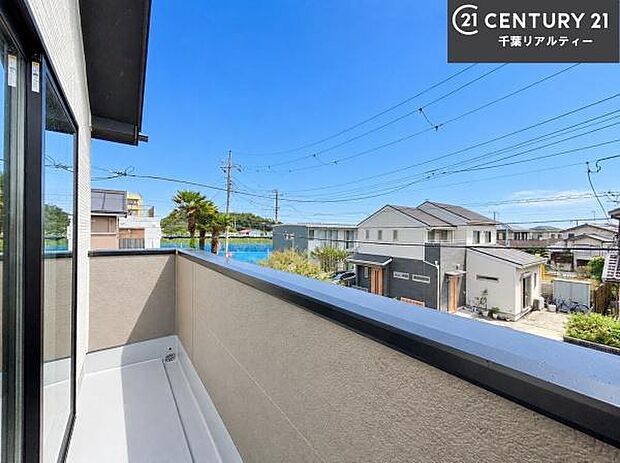 落ち着きある住宅街です！周囲には高い建物がなく、空が広く開放感があり、陽当たりを大きく遮られることもありません！気持ちの良い風が通り抜ける街並みです！