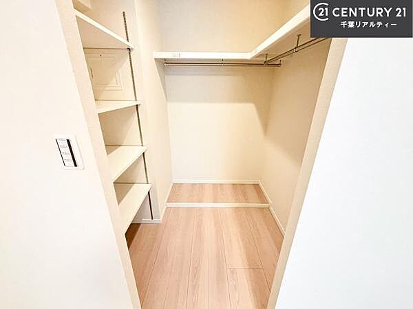 ウォークインクローゼット付きです。たくさんのお洋服などを収納しておけそうですね！他にも扇風機や加湿器など季節物の大きな家電も収納できます！