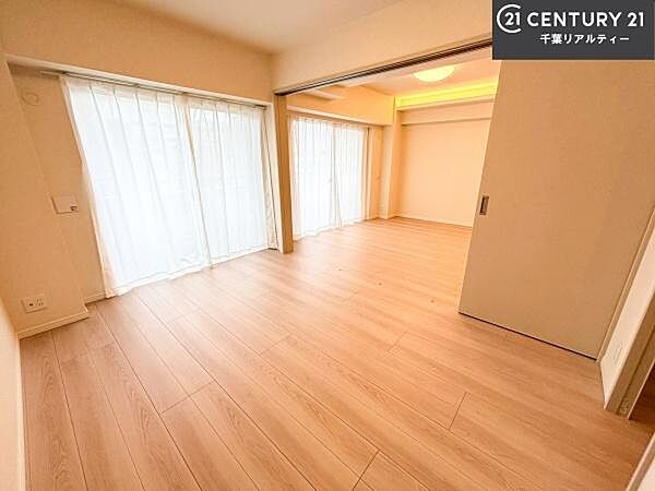 バルコニーに面している洋室です。明るく温もりがあり、換気もしっかりできます！朝起きて、外に出て背伸びをしつつ深呼吸をし良い朝を迎え入れることができます。