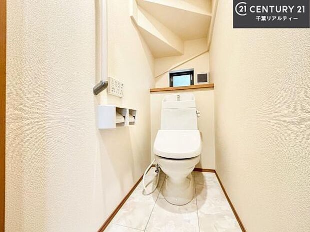 1・2階にトイレがございます！朝の忙しい時間帯も待たずにすみそうですね。白を基調とした清潔感のあるトイレでお手入れがしやすいです！
