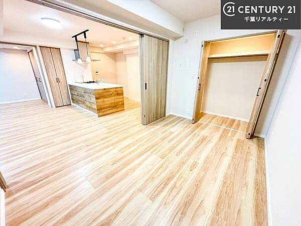 優しい光が差し込む洋室は、朝の目覚めも気持ちが良さそうですね。おうち時間もゆったりと過ごすことができます。優しい色合いのフローリングがどんな家具にもマッチします！