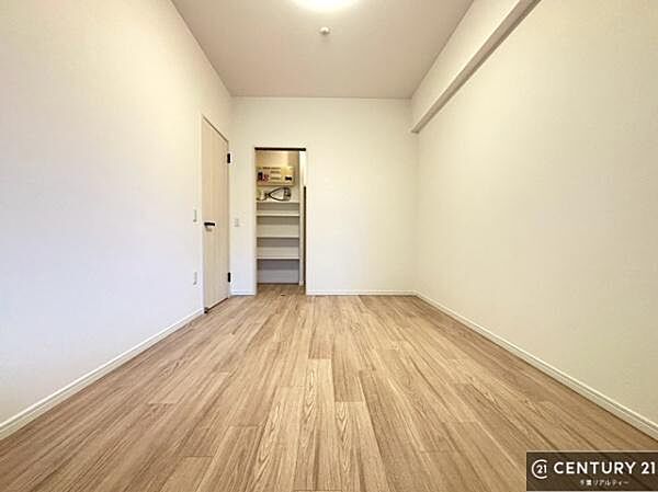 収納力のある居室です。お部屋もすっきり広々と使えて気持ちが良いです！キレイな明るいお部屋で過ごすのは、更にのんびりゆっくりできますね！
