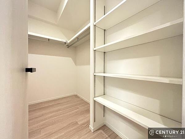 ファミリークロークを備えた住まいは、収納力と快適さを兼ね備えた贅沢な空間設計。衣類やバッグ、季節物までひとまとめにでき、日々の整理整頓がぐっとスマートに！
