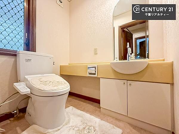 トイレには手洗いスペースが！！戸を触る前に手洗いが出来るので衛生的！鏡もついているので身なりも整えられます！