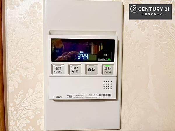 ボタンのスイッチや自動でお風呂の準備が整うため、わざわざ浴室に行ってお湯を入れたり継ぎ足したりする必要がなく便利ですね！