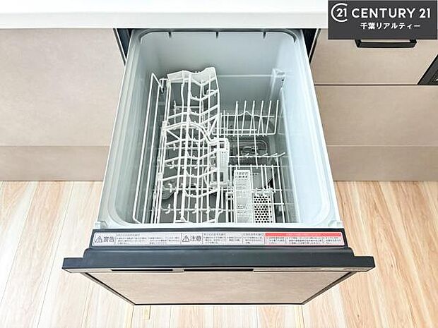 食洗機付きのキッチンです！忙しい時や手荒れ防止として大変活躍する便利な仕様です！ビルトインなのでキッチンの場所を取らず調理スペースを広く使うことが出来ます！