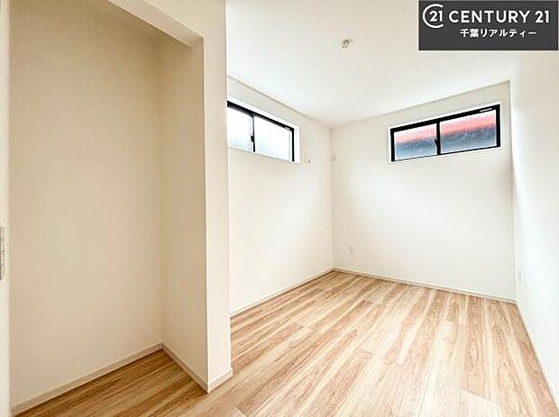 掃き出し窓がないお部屋は、お子様のお部屋としても安心です！収納スペースも充実しているので散らかったお部屋をサッと片付けられます！