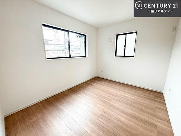 掃き出し窓がないお部屋は、お子様のお部屋としても安心です!収納スペースも充実しているので散らかったお部屋をサッと片付けられます!