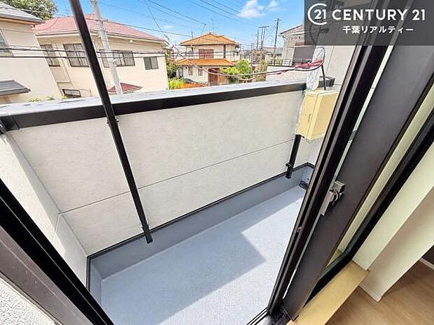 陽当たり良好なバルコニーです！晴れた日には青い空を見渡せる開放的な時間を楽しめます。