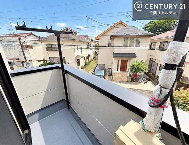 落ち着いた住宅街の景色を望みながら、視界もしっかり確保された眺望。街並みを身近に感じつつ、ゆったりとした開放感を楽しめます。