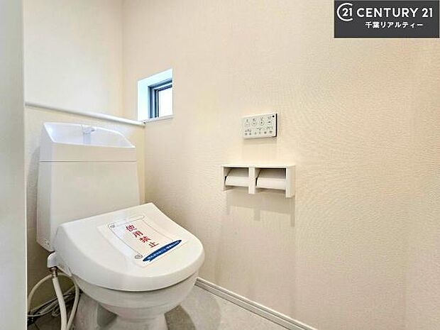1・2階にトイレがございます！朝の忙しい時間帯も待たずにすみそうですね。白を基調とした清潔感のあるトイレでお手入れがしやすいです！