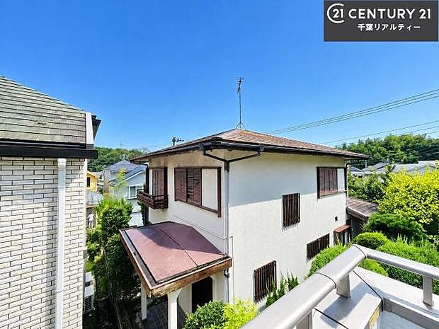 落ち着きある住宅街です！周囲には高い建物がなく、空が広く開放感があり、陽当たりを大きく遮られることもありません！気持ちの良い風が通り抜ける街並みです！