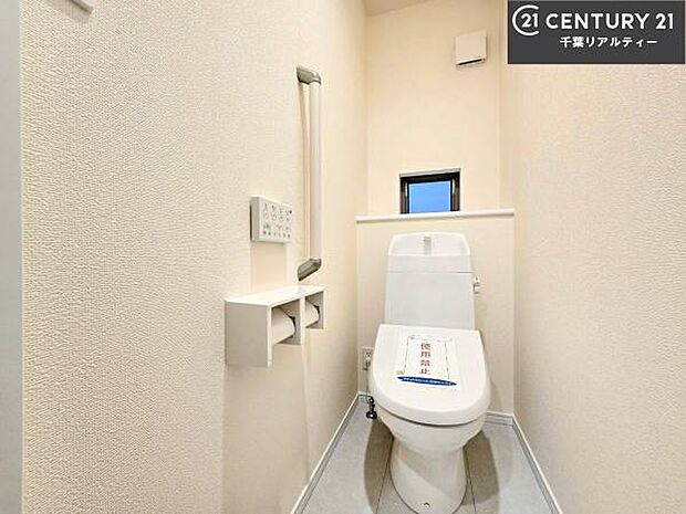 1・2階にトイレがございます!朝の忙しい時間帯も待たずにすみそうですね。白を基調とした清潔感のあるトイレでお手入れがしやすいです!