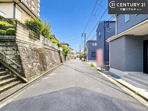 前面道路6m!陽当り良好な立地です。車庫入れが苦手な方も安心ですね。
